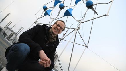 Der promovierte Ingenieur Till Neumann, Gründer und Geschäftsführer von Mowea, vor einer modularen Windkraftanlage auf dem Dach der Firma in der Storkower Straße in Berlin-Prenzlauer Berg. 