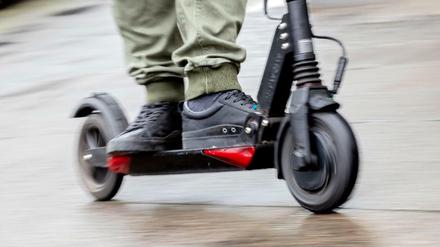 Im ersten Monat nach der Zulassung der E-Scooter für den Straßenverkehr stellte die Berliner Polizei schon viele Verstöße fest.