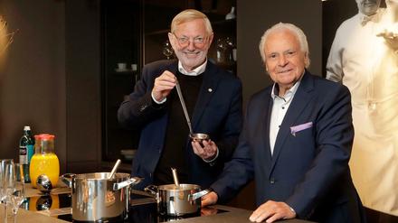 Die Großen der Küche. Der 80-jährige Eckart Witzigmann mit seinem früheren Schüler Hans-Peter Wodarz in der "Community Kitchen" des KPM-Hotels in Tiergarten. 