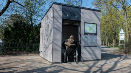 Ein Rollstuhlfahrer fährt bei einem Pressetermin an der Gustav-Meyer-Allee/ Brunnenstraße in die erste neue Berliner Toilette. 