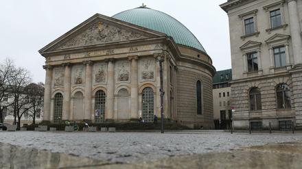 Die St.-Hedwigs-Kathedrale des Erzbistums Berlin soll stark verändert werden. Nur das Dach soll bleiben, wie es ist. 