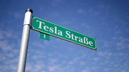 Die "Tesla Straße" an der E-Auto-Fabrik in Grünheide. 