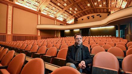 Ralf Zarnoch, Inhaber des Filmtheaters Weltspiegel in Cottbus, im großen Saal des Hauses. 