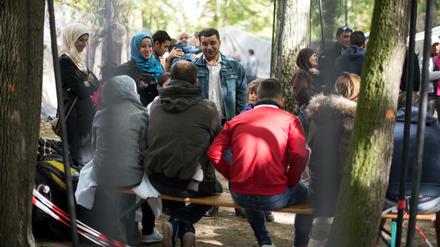 Flüchtlinge warten am auf dem Hof der Außenstelle des Landesamtes für Gesundheit und Soziales (Lageso) auf ihre Registrierung.