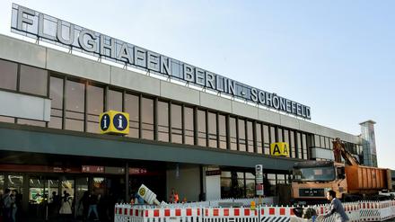 Am Flughafen Schönefeld sorgt ein geplatzter Reifen für Chaos.