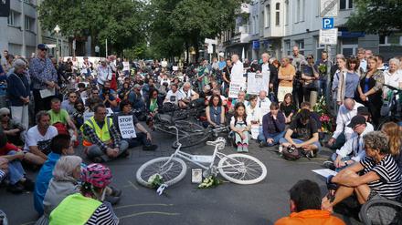 Zur Mahnwache für die getötete Radlerin in Charlottenburg kamen viele Menschen. Zehn Minuten schwiegen die Teilnehmer. 