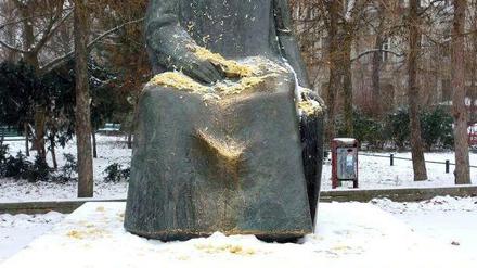 Am Montag hatten die Aktivisten die Käthe-Kollwitz-Statue mit Spätzle beworfen.