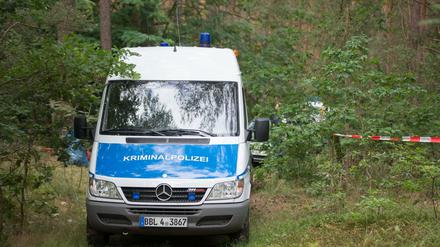 Ein Wagen der Kriminalpolizei steht in einem Wald bei Oranienburg. Hier fanden Besucher einer dortigen Bunkeranlage im Juli 2021 die Leiche einer jungen Frau. 