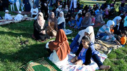 Muslimische Frauen bei einem Gebet im Freien. 