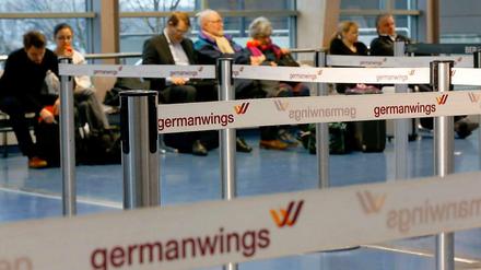 Wartende Passagiere: Durch einen Pilotenstreik kam es am Donnerstag bei der Lufthansa-Tochter Germanwings auch in Tegel zu erheblichen Flugausfällen.