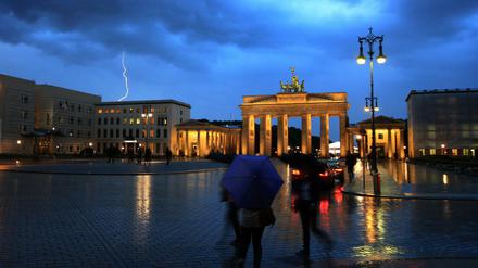 Ein Blitz ist neben dem Brandenburger Tor in Berlin während eines heftigen Gewitters zu sehen. 
