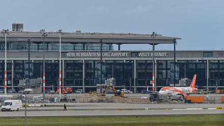 Blick auf das Terminal mit dem Vorfeld vom Flughafen Berlin Brandenburg Airport "Willy Brandt" (BER).