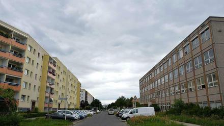 Am Rand der Stadt: Die Carola-Neher-Straße in Hellersdorf. Auf der rechten Seite liegt die Max-Reinhardt-Schule, die nun zum Asylbewerberheim umgebaut wird.