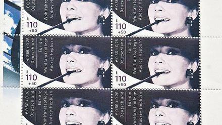 500 000 Euro beträgt der Schätzwert der zehn Marken mit dem Gesicht Audrey Hepburns. Eigentlich hätte das Motiv nie gedruckt werden dürfen. Jetzt soll der Bogen versteigert werden. Foto: ddp
