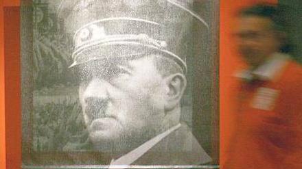 Verführer. Erstmals beschäftigt sich in Deutschland eine Austellung mit dem Mythos Adolf Hitler. Die Exponate erlauben einen Blick hinter die Fassade des Diktators. Foto: dpa