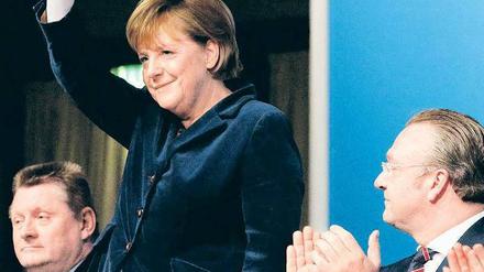 Wirbt an der Basis: Die Bundeskanzlerin genießt den Zuspruch – auch vom Berliner Parteichef Frank Henkel (rechts). Foto: Maya Hitij/dapd