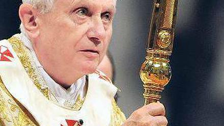 Das Kreuz mit der Messe. Papst Benedikt XVI. wird im September zum Besuch in Berlin erwartet. Geplant ist eine Staatsvisite ohne großen Gottesdienst – ein kluger Schritt? Foto: dpa