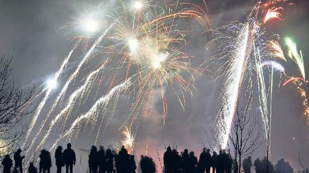 Superausguck. Traditionell wandern hunderte Berliner vor Mitternacht auf den Teufelsberg, um sich das Neujahrsfeuerwerk über der Stadt von dort oben anzuschauen. Foto: dpa