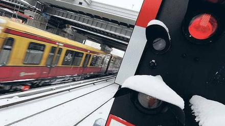 Ausgebremst. Nur noch etwa ein Drittel der vertraglich mit dem Land Berlin vereinbarten Leistung bringt die S-Bahn derzeit auf die Schiene. Die aus dem Urlaub zurückkehrenden Berliner werden mit der Einstellung von Linien begrüßt – bei höherem Fahrpreis. Foto: dpa