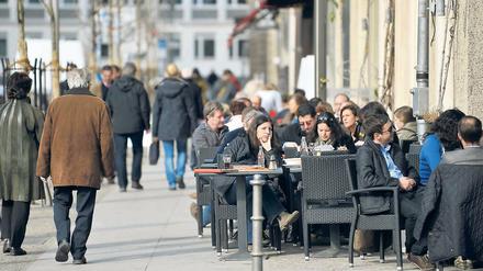 Die Plätze im Freien vor den Cafés waren am Wochenende gut gefüllt. 