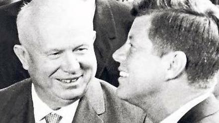 Ganz entspannt. Chruschtschow und Kennedy bei einem Treffen in Wien wenige Wochen vor dem Mauerbau. Foto: AFP