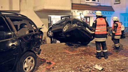 Abwärts. Feuerwehrleute sichern den Unfallort in Friedenau. Bei dem diplomatischen Manöver wurden fünf Fahrzeuge beschädigt – zum Glück wurde niemand verletzt. 