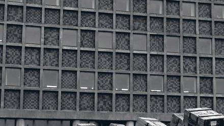 Von Tragweite. 1954 trugen Arbeiter kistenweise Lesestoff in die damalige Amerika-Gedenkbibliothek – die Eröffnung stand bevor. Foto: p-a/akg-images
