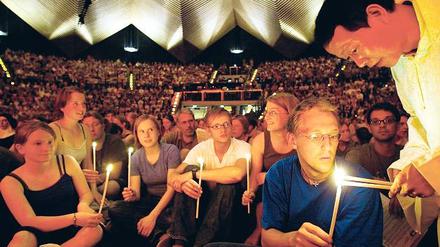 Im Kerzenschein. Mehr als 3000 Veranstaltungen gab es beim Ökumenischen Kirchentag, der 2003 im Tempodrom stattfand. Auch eine „Nacht der Lichter“ gehörte dazu. Foto: ddp/Thomas Lohnes