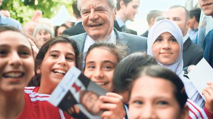 Kinder, Kinder, was für ein Tag! Auch die Jüngsten machten sich beim Bürgerfest auf Autogrammjagd. Und Bundespräsident Joachim Gauck versuchte, alle Signier- und Fotowünsche zu erfüllen. Foto: dapd / Bilan