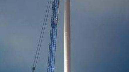 Turmbau zu Schönerlinde. 169 Meter sind die Windräder am nördlichen Stadtrand und damit fast doppelt so hoch wie das Europa-Center (ohne Stern). Foto: dapd/Gabbert