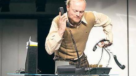 Telefonist auf Zeit. Schauspieler Max Löwenstein und seine Kollegen haben die Arbeit in einem echten Callcenter ausprobiert – und waren schockiert. 