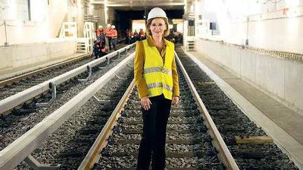 In zentraler Position. Auch BVG-Chefin Sigrid Evelyn Nikutta besichtigte den Tunnel unter der Friedrichstraße am Dienstag. Ab 17. November fährt die U 6 wieder durch. 