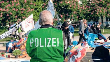 Mehr Grün am Oranienplatz. Mit einem größeren Aufgebot forderte die Polizei die Aktivisten und wenigen Flüchtlinge in Kreuzberg auf, am Donnerstagmorgen ihr Schlaflager aufzulösen. Dabei kam es auch zum Streit. 