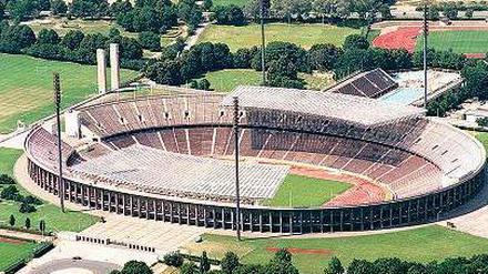 So sah’s 1999 aus. Hier sind noch die zwei alten Glasdächer zu sehen, die zur Fußball-WM 1974 entstanden sind. Ringsum ragen vier Masten in den Himmel. 