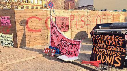 Verschriftlichter Protest. Anwohner wehren sich gegen das Neubauprojekt "Carré Sama-Riga". 