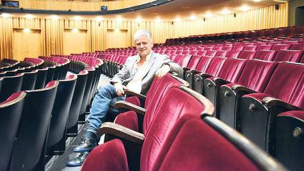 Martin Woelffer, Chef der Ku’damm-Bühnen, sitzt im Parkett am derzeitigen Ausweichstandort Schillertheater.