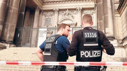 Polizeibeamte vor dem Berliner Dom