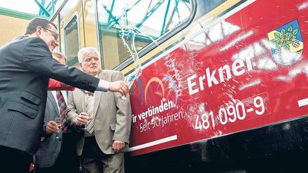 Künftig heißt du Erkner. Peter Buchner (links), Geschäftsführer der S-Bahn Berlin, taufte 2014 einen Zug auf den Namen der Stadt.