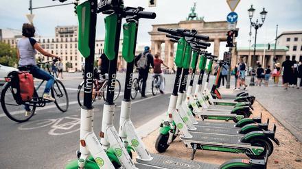 Ein Bild aus alten Tagen – am Brandenburger Tor dürfen keine E-Roller mehr abgestellt werden. Weitere Regeln sollen folgen. 