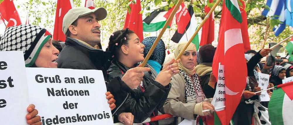 Solidarität mit den Palästinensern. Nach dem israelischen Militäreinsatz gegen eine Hilfsflotte für den Gazastreifen protestierten am Dienstag rund eineinhalbtausend Menschen auf zwei Kundgebungen in Berlin. Dazu hatten unter anderem palästinensische Organisationen eingeladen. Viele Passanten schlossen sich spontan den Demonstrationen an. 