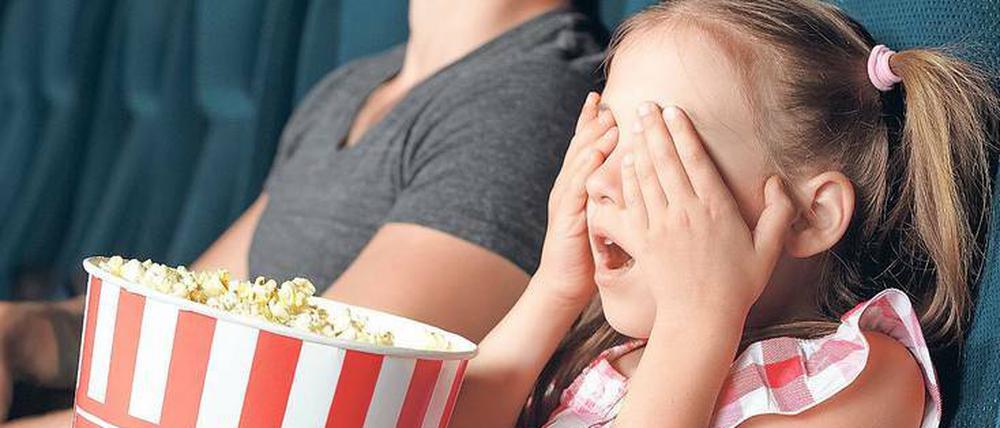 Wenn Kinder im Kino Angst bekommen. Manchmal hilft es, einen Moment lang wegzuschauen, sich die Ohren zuzuhalten, die Hände fest zu drücken oder etwas Kühles zu trinken. Wenn das Kind kurz rausgehen möchte, bis die Angst abgeklungen ist, kann auch das eine Strategie sein.
