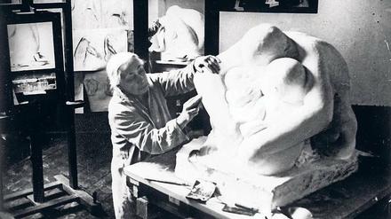 Sie brauchte Jahrzehnte, um ihre "Muttergruppe" fertigzustellen. Noch 1935 sieht man sie am Gipsmodell der Skulptur feilen. Zu jener Zeit hat die 68-Jährige in einer Ateliergemeinschaft Unterschlupf gefunden. 