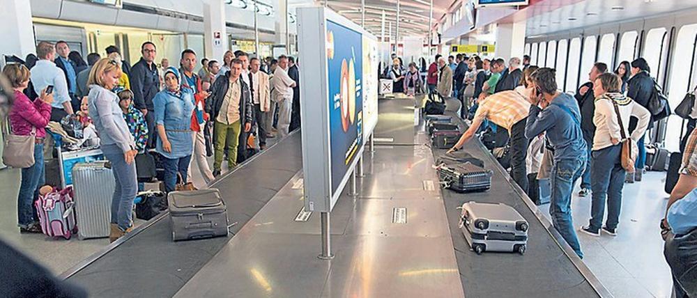 Koffer in Berlin. Fluggäste warten in Tegel öfter mal länger.