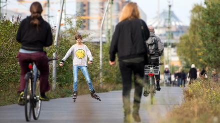 Rücksicht nehmen, bitte: Skater, Radfahrer und Spaziergänger im Gleisdreieckpark.
