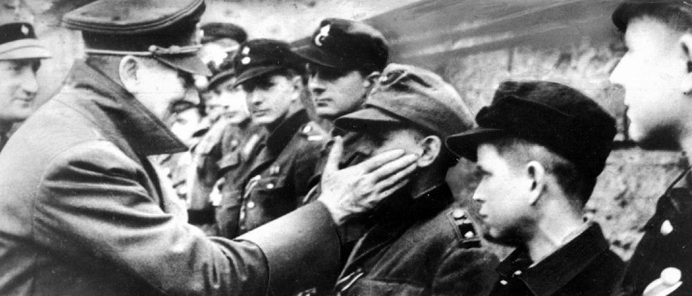Adolf Hitler zeichnet am 20. April 1945 Mitglieder der Hitlerjugend - als Teil des Volkssturms - aus. 