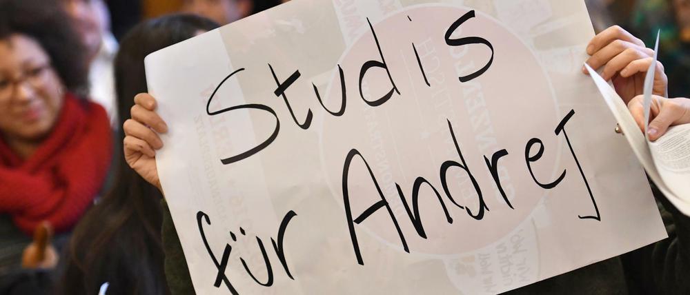 Studenten der Humboldt-Universität protestieren bei einem Pressegespräch gegen die Kündigung Holms. 