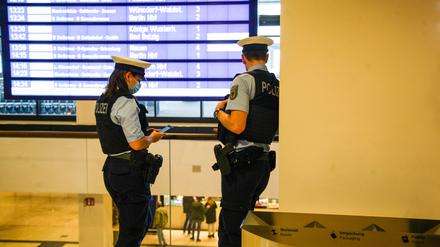 Bundespolizisten am Flughafen BER. (Symbolbild)