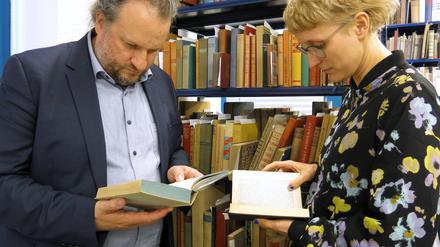 Werner Treß, stellvertretender Direktor des Moses-Mendelssohn-Zentrums für europäisch-jüdische Studien an der Universität Potsdam, und Julia Kleinschmidt, wissenschaftliche Mitarbeiterin, haben eine „Digitale Bibliothek verbrannter Bücher“ ins Leben gerufen.