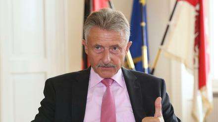 Brandenburgs Innenminister Karl-Heinz Schröter (SPD) will die Stellen beim Verfassungsschutz aufstocken.