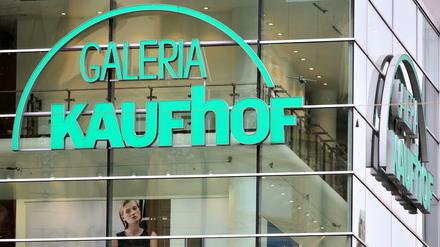 Die Kaufhauskette "Galeria Kaufhof" will Häuser schließen, hier ein Schaufenster in Leipzig.